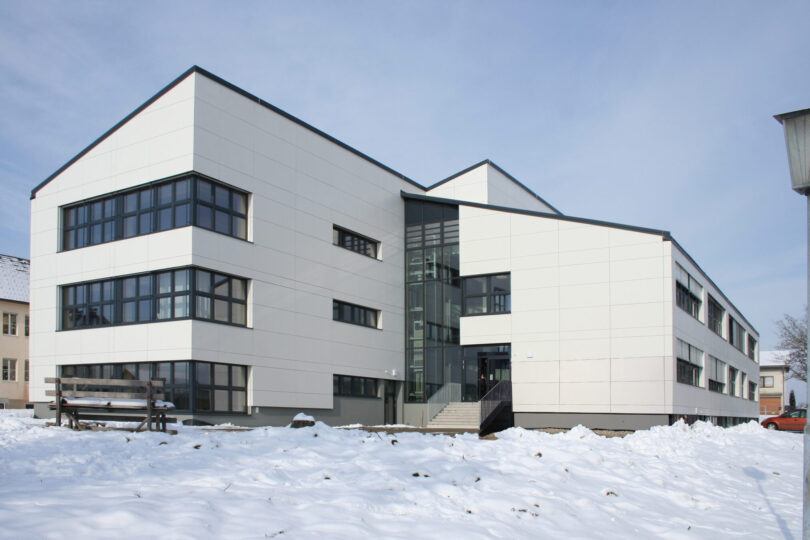 Weißes Gebäude von außen