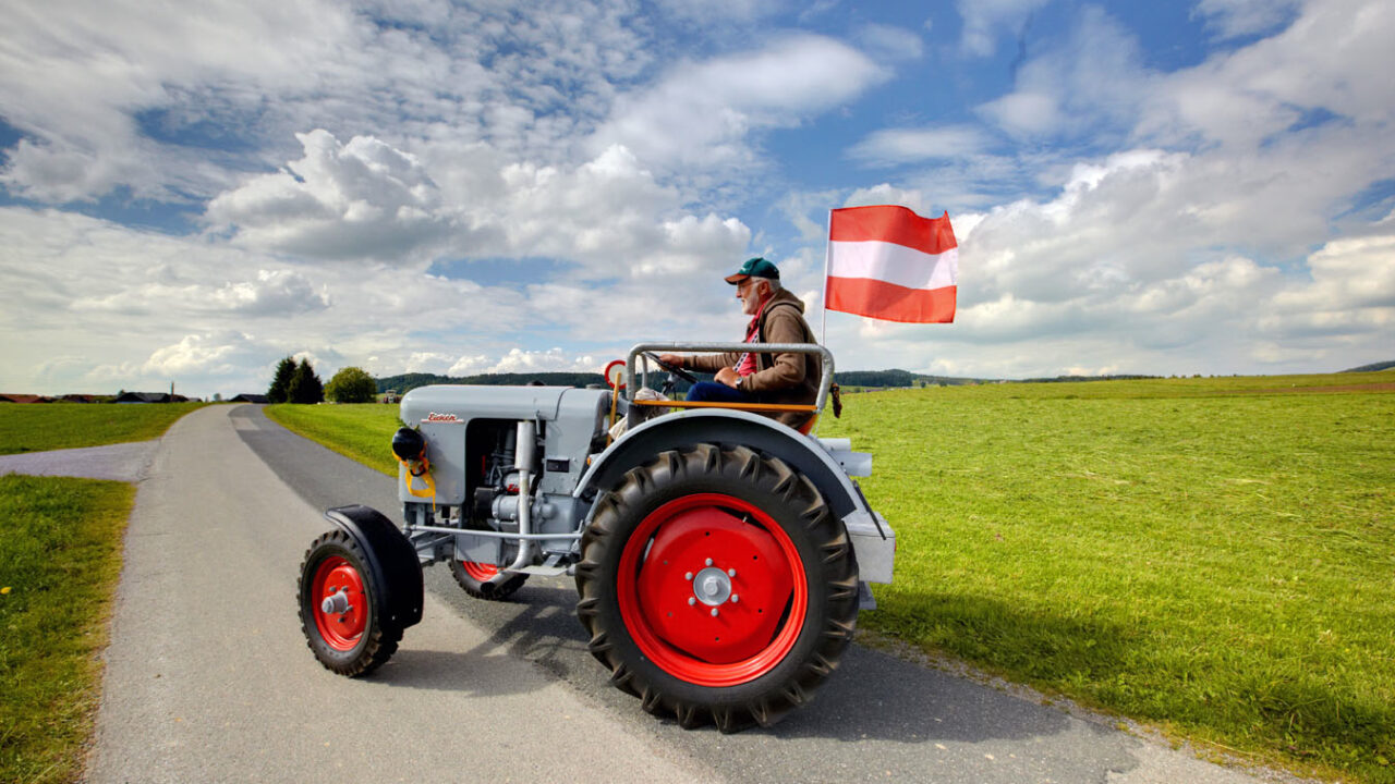 Mann auf Traktor