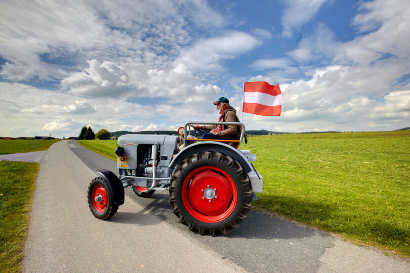 Mann auf Traktor