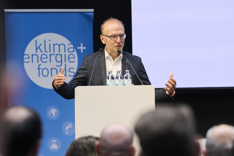 Bernd Vogl, Geschäftsführer von Klima- und Energiefonds auf der Bühne bei der Energiegemeinschaften Konferenz 2025