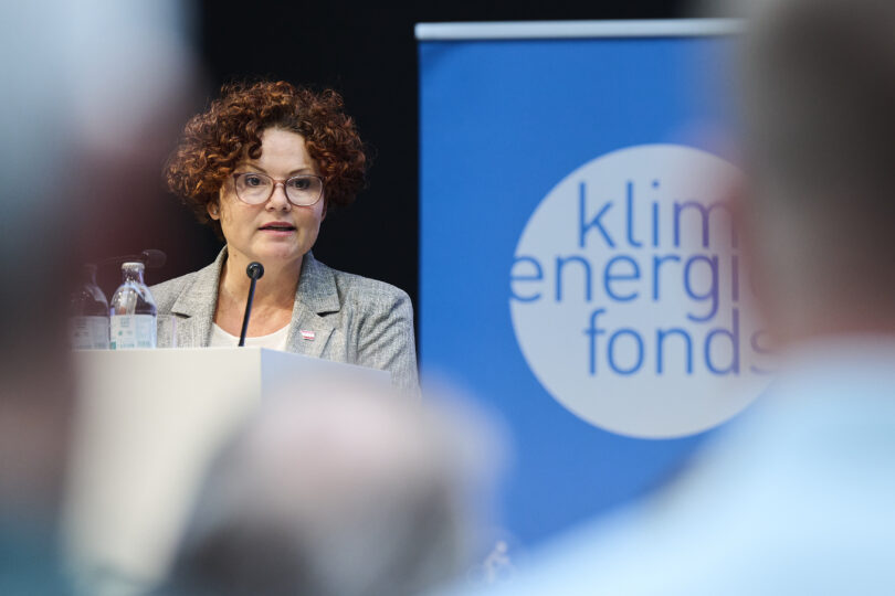 Die Frau Staatssekretärin Elisabeth Zehetner im BMWET auf der Bühne bei der Energiegemeinschaften Konferenz 2025