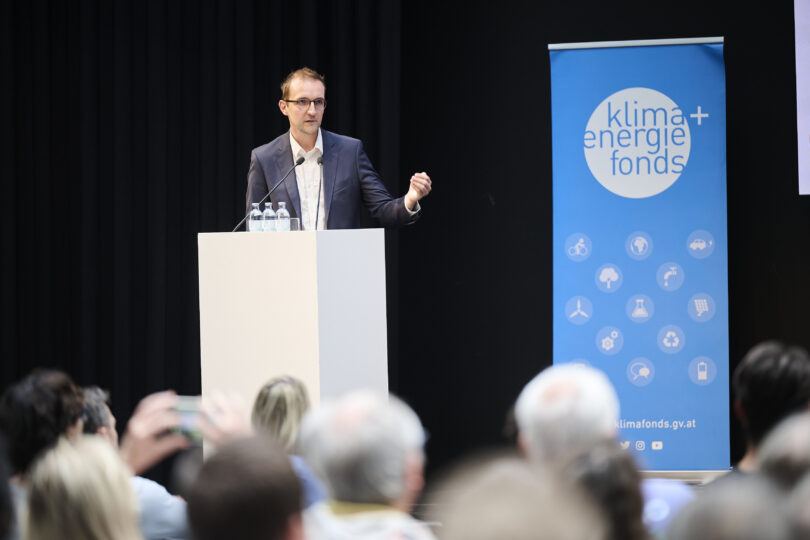 Stephan Heidler, Leiter der Koordinationsstelle für Energiegemeinschaft während seinem Vortrag auf der Bühne bei der Energiegemeinschaften Konferenz