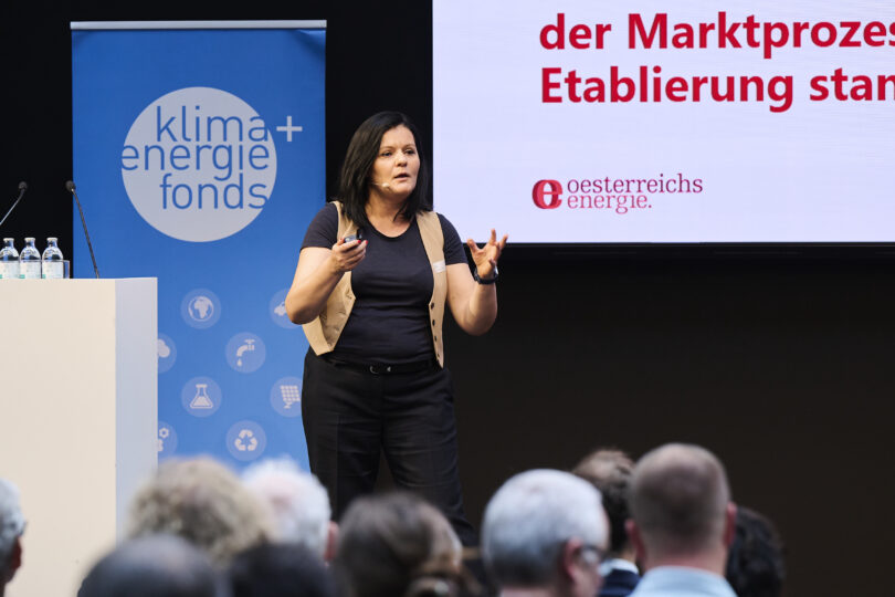 Tuna Yildiz von der Oesterreichs Energie während ihren Vortrag bei der Energiegemeinschaften Konferenz 2025