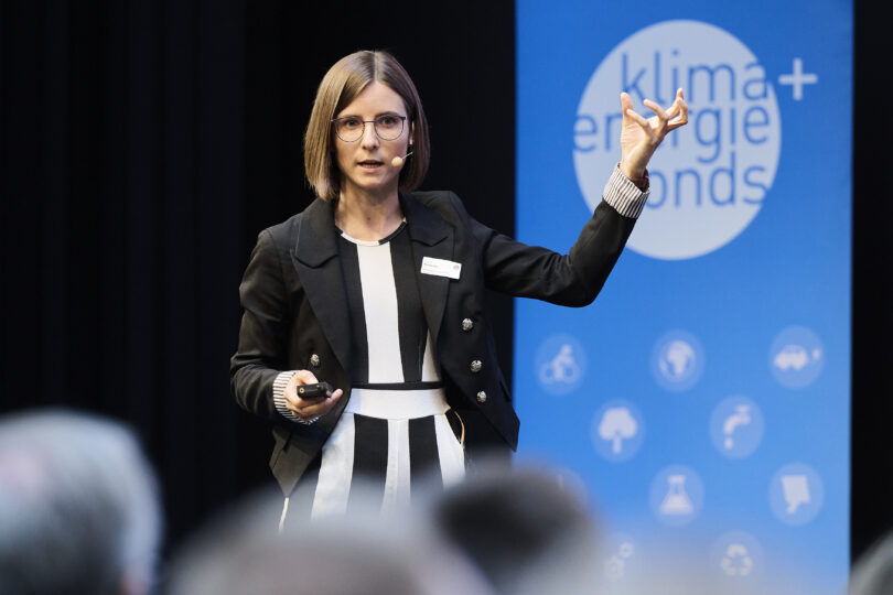Carolin Monsberger vom AIT Austrian Institute of Technology während ihren Vortrag bei der Energiegemeinschaften Konferenz 2025