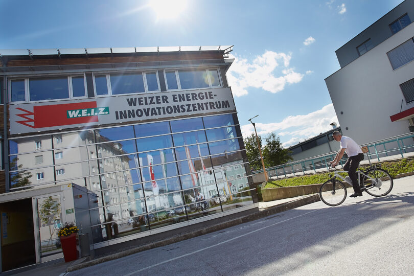 Fahrradfahrer vor dem Weizer Energieinnovatonszentrum