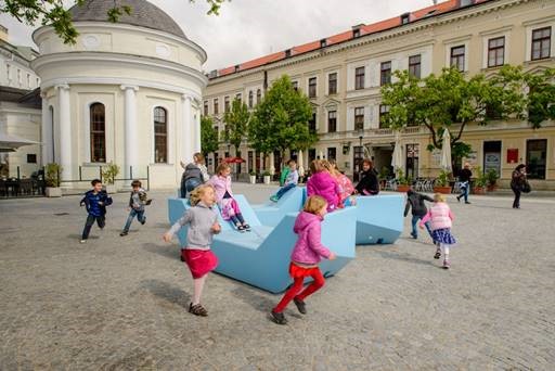 Kinder laufen im Kreis