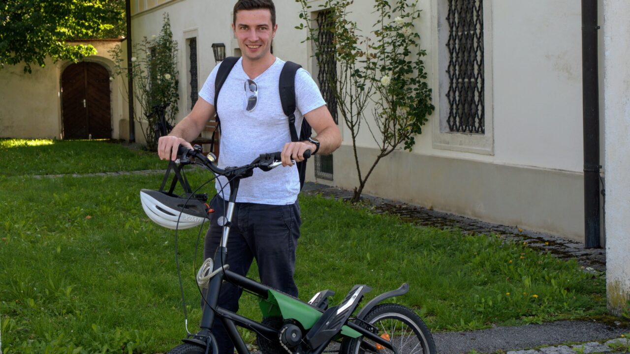 Mann mit Fahrrad