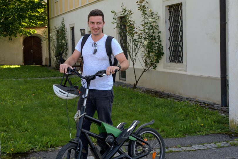 Mann mit Fahrrad