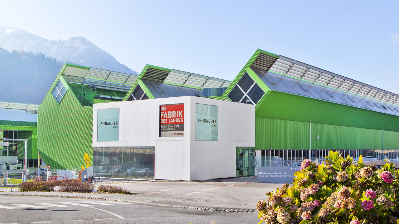 Fabriksgebäude von Jenbacher mit der Aufschrift "Die Fabrik des Jahres"