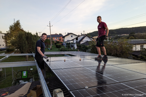 Zwei Männer bei der Installation einer PV-Anlage