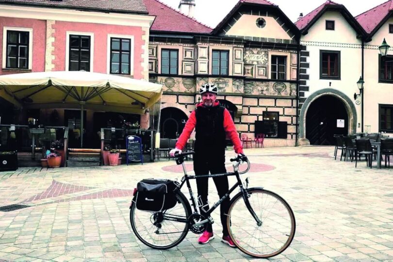 Radfahrprofi Roland Königshofer bei den Radland-Dreharbeiten im Zentrum von Mödling.