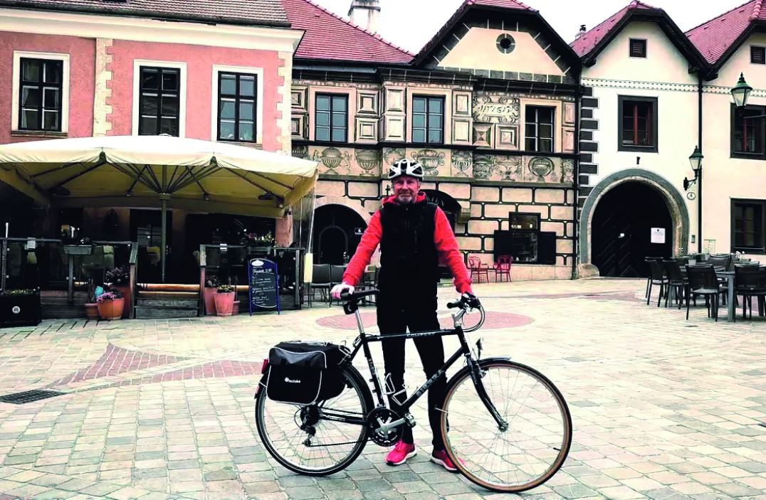 Radfahrprofi Roland Königshofer bei den Radland-Dreharbeiten im Zentrum von Mödling.