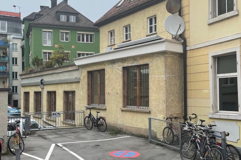 Kairos OG Gebäude und Fahrräder stehen davor