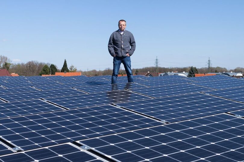 Mann steht hinter PV-Anlagen