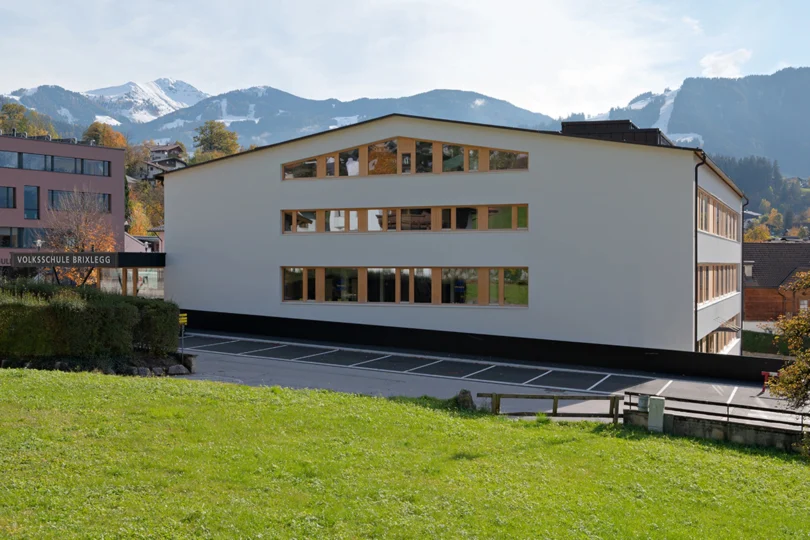 Schule mit wiese davor