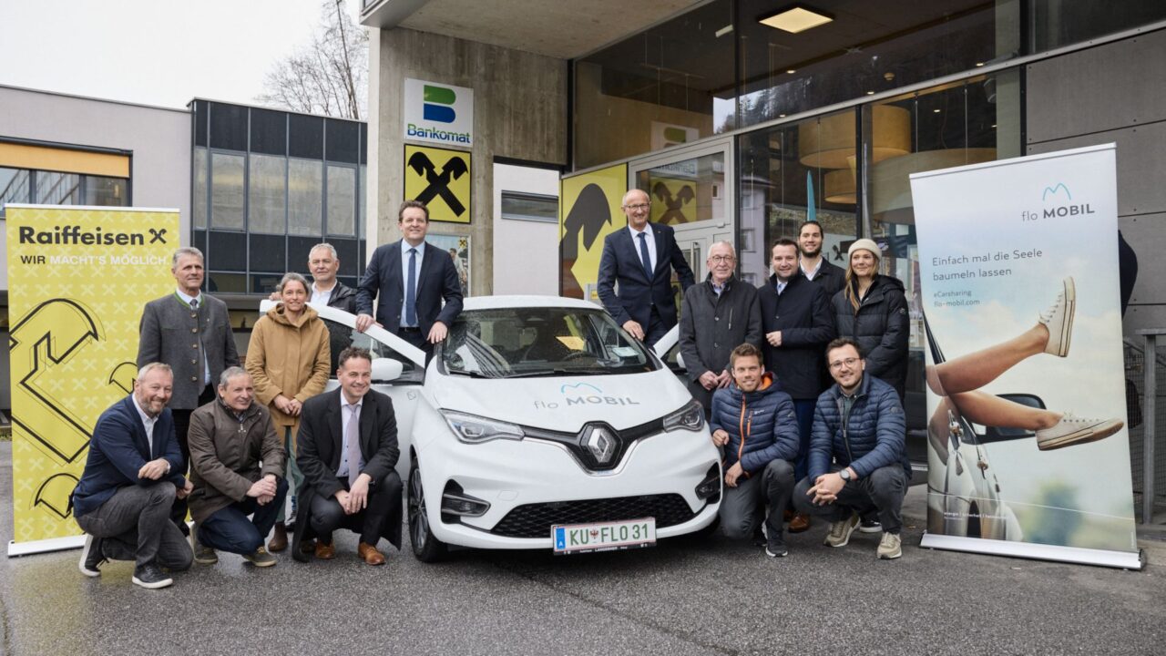 Raiffeisen-Mitarbeiter vor E-Car-Sharing-Auto