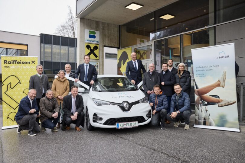 Raiffeisen-Mitarbeiter vor E-Car-Sharing-Auto