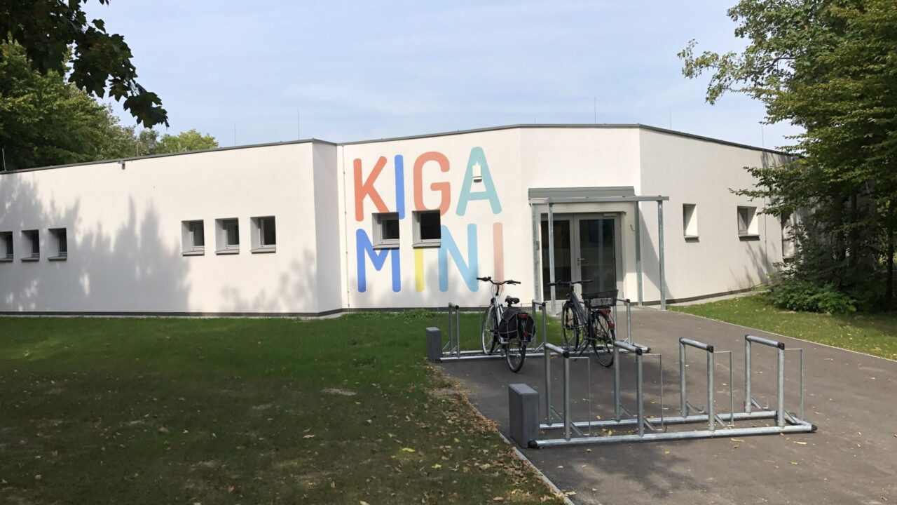 Kindergarten und Fahrräder davor