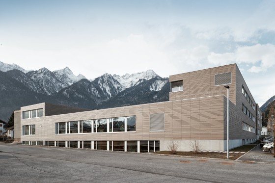 Schule vor wunderschönen Bergen