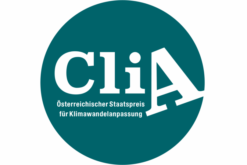 Logo des Österreichischen Staatspreis für Klimawandelanpassung: Weiße Schrift auf grünem Punkt.