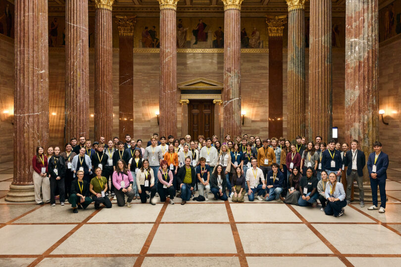 Gruppenfoto des Klimajugendrats 2025 in der Säulenhalle des österreichischen Parlaments.