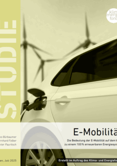 Titelblatt einer Studie zum Thema Elektromobilität mit einem Elektroauto, das vor dem Hintergrund von Windkraftanlagen aufgeladen wird, mit dem Titel „E-Mobilität“.