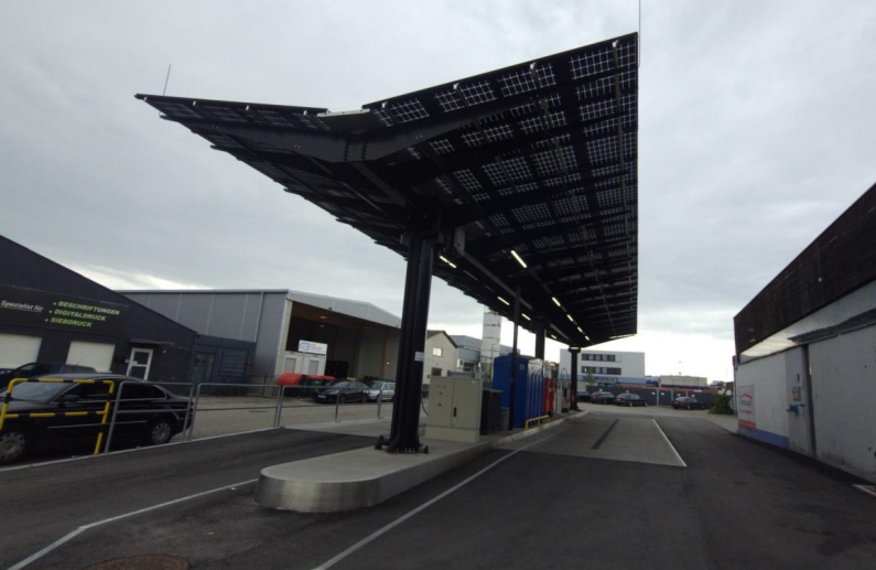 Freitragende Stahlkonstruktion mit bifazialen monokristallinen Doppelglas-Solarmodulen an einer Busstation