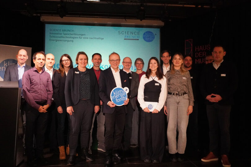 Gruppenbild vom Science Brunch zu innovativen Speicherlösungen am 24.11.2025. Mehrere Menschen auf der Bühne.