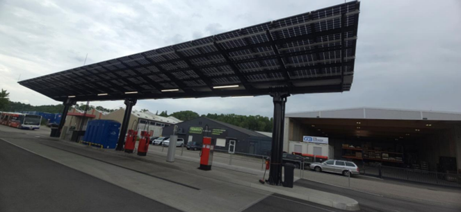 Eine Seitenansicht der modernisierten Dieseltankstelle mit dem Solardach.