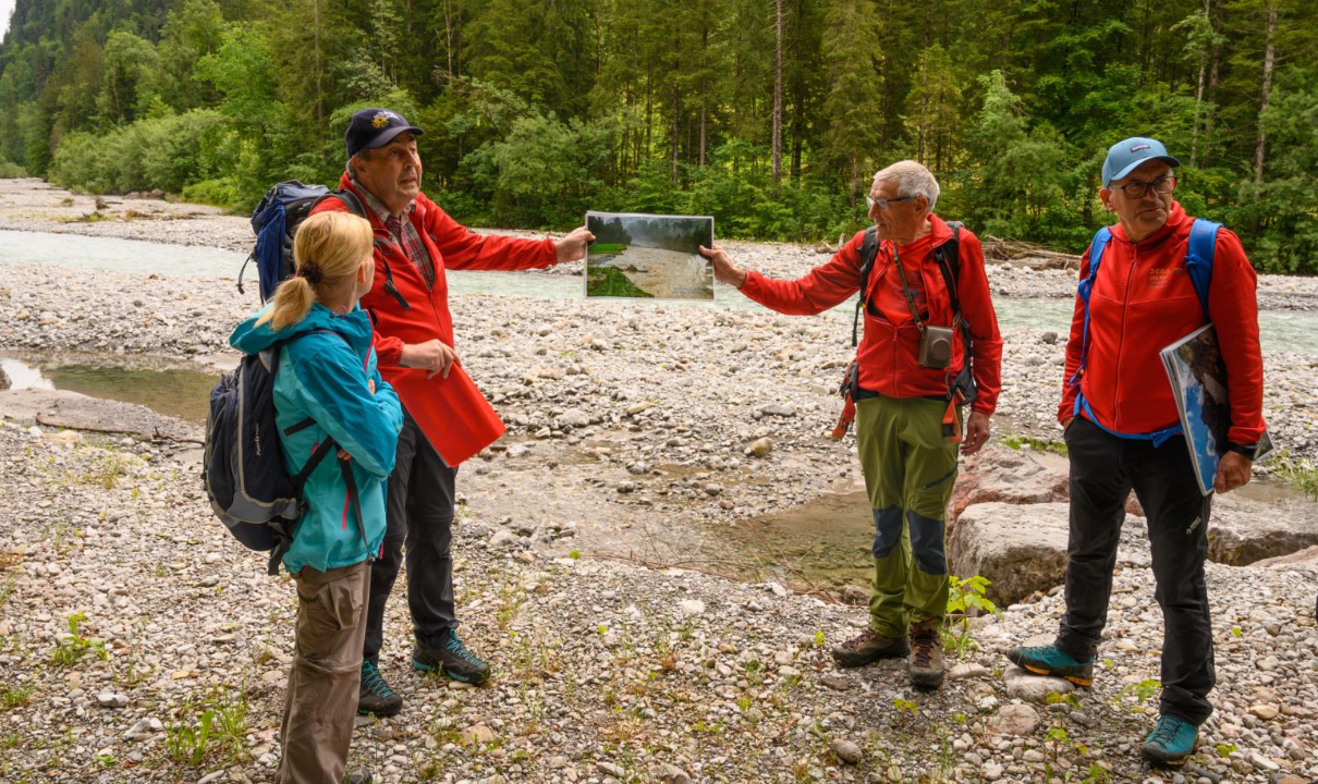 Vier Personen bei einer Wanderung