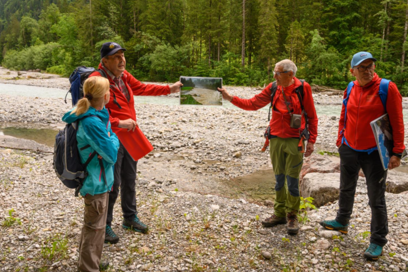Vier Personen bei einer Wanderung