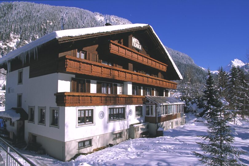 Hotel Monika von außen im Winter