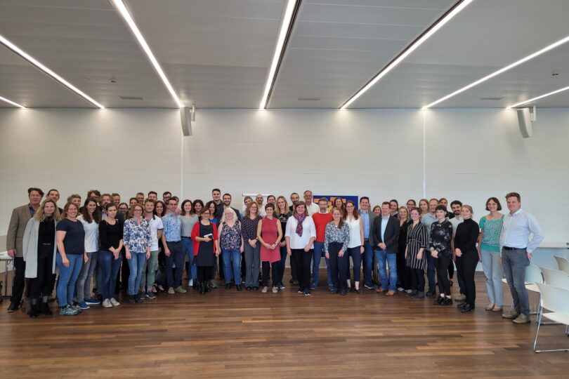 Menschengruppe bei der Jahresveranstaltung 2022