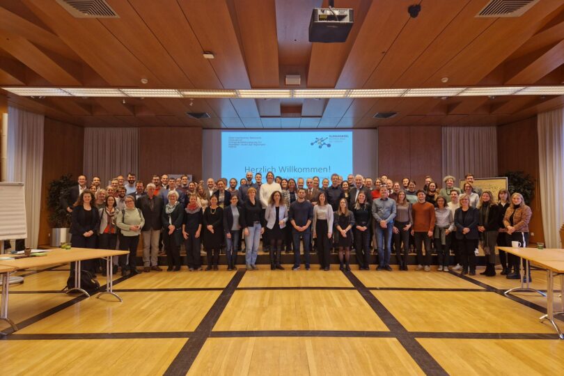 Menschengruppe bei der Jahresveranstaltung 2023