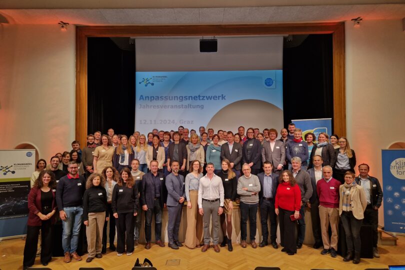 Menschengruppe bei der Jahresveranstaltung 2024