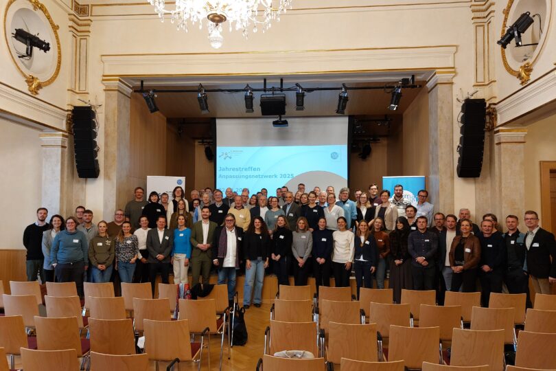 Menschengruppe bei der Jahresveranstaltung 2025