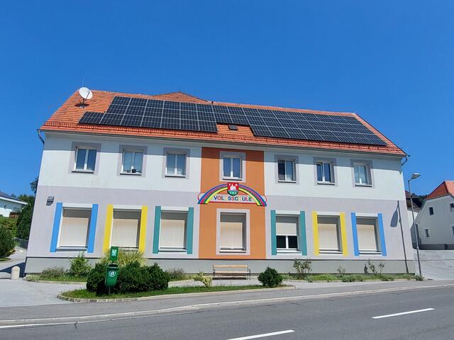 Ein Haus mit PV-Anlage am Dach