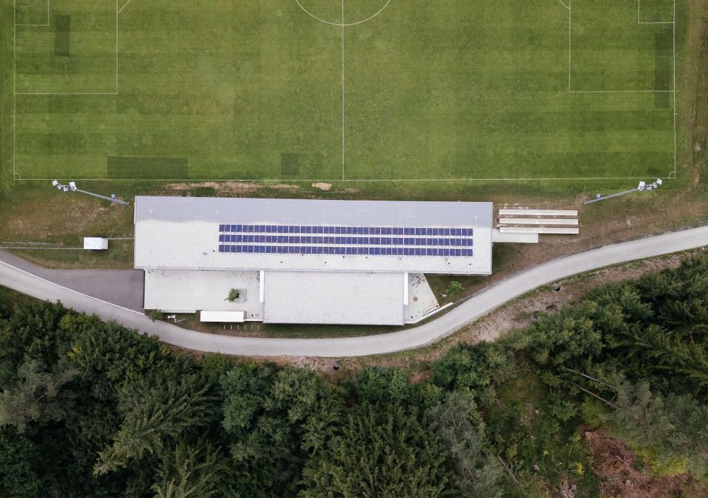 Fußballplatz mit PV von oben
