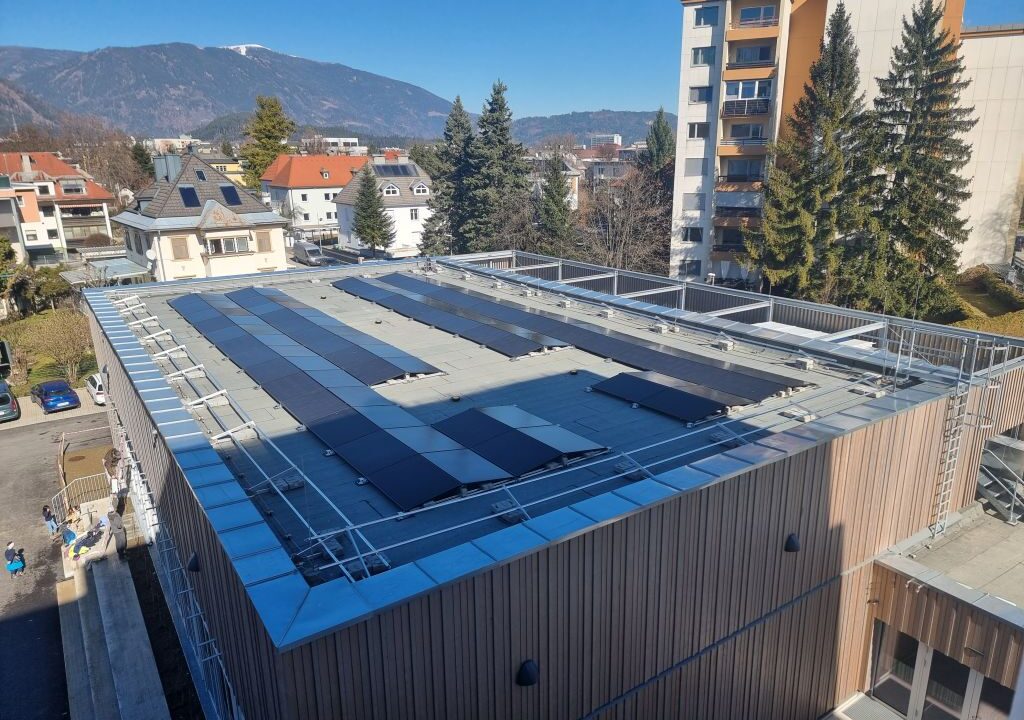 PV auf Dach des Gebäudes