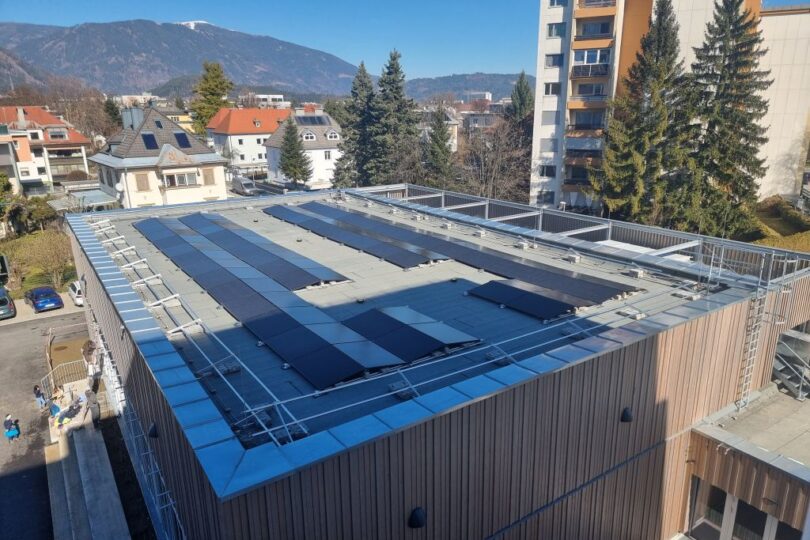 PV auf Dach des Gebäudes