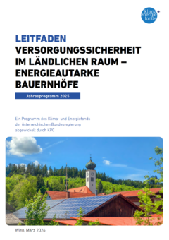 Titelblatt eines Leitfadens mit dem Text 'LEITFADEN VERSORGUNGSSICHERHEIT IM LÄNDLICHEN RAUM – ENERGIEAUTARKE BAUERNHÖFE Jahresprogramm 2025' und einem Foto von Bauernhofdächern mit Solarpaneelen vor bewaldetem Hügel und Kirchturm unter blauem Himmel