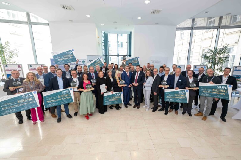 Die Sieger:innen des Staatspreises für Klimawandelanpassung mit Umwelt- und Klimaminister Norbert Totschnig, Benrd Vogl, Geschäftsführer des Klima- und Energiefonds, Hildegard Aichberger, Geschäftsführerin des Umweltbundesamtes, und Dieter Aigner, Geschäftsführer und Chief Sustainable Officer bei Raiffeisen Capital Management.