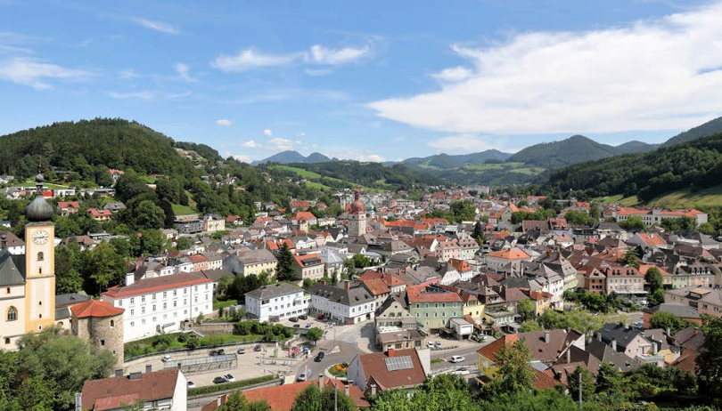 Eine österreichische Stadt aus der Vogelperspektive.