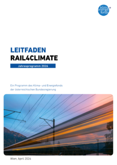 Titelblatt eines Leitfadens mit dem Titel 'LEITFADEN RAIL4CLIMATE Jahresprogramm 2026' und einem Foto eines vorbeifahrenden Zugs vor Bergkulisse bei Dämmerung