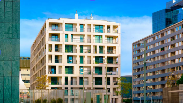 Das Bild zeigt eine Stadtszene mit modernen Wohnbauten.