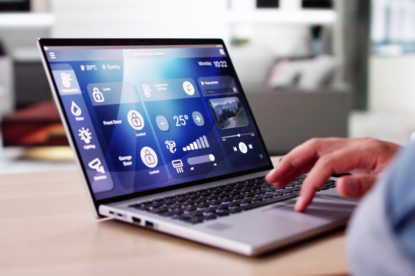 Foto: Ein Laptop, der von einem Mann bedient wird, und am Bildschirm die Benutzeroberfläche eines Energiemanagementsystems zeigt.