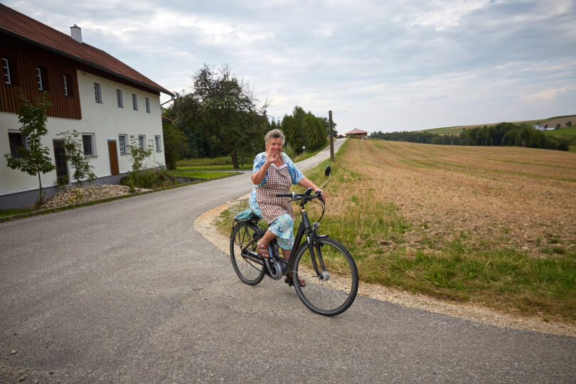 Radfahrerin mit Elektrofahrrad