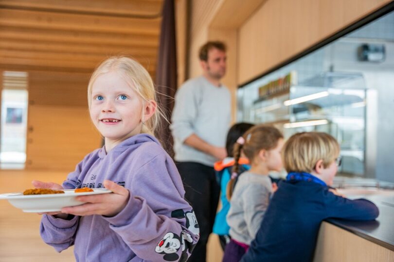 Kind mit einem Teller Essen