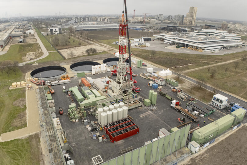Foto: Drohnenansicht der Tiefengeothermie-Anlage in Wien-Aspern.