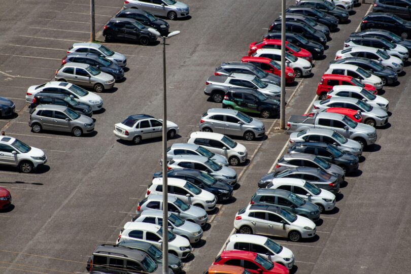 Foto eines sehr vollen Parkplatzes voller Autos.